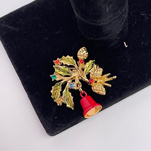 Vintage Christmas Winter Holiday Festive Gifting Jingle Bell Wreath Pin / Brooch - Picture 9 of 10